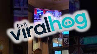 A Pub Watches BBC Announce The Queen's Death || ViralHog Resimi