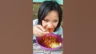 Anak 9 tahun makan samyang 20 cabe # samyang challenge #keluarga pemakan pedis