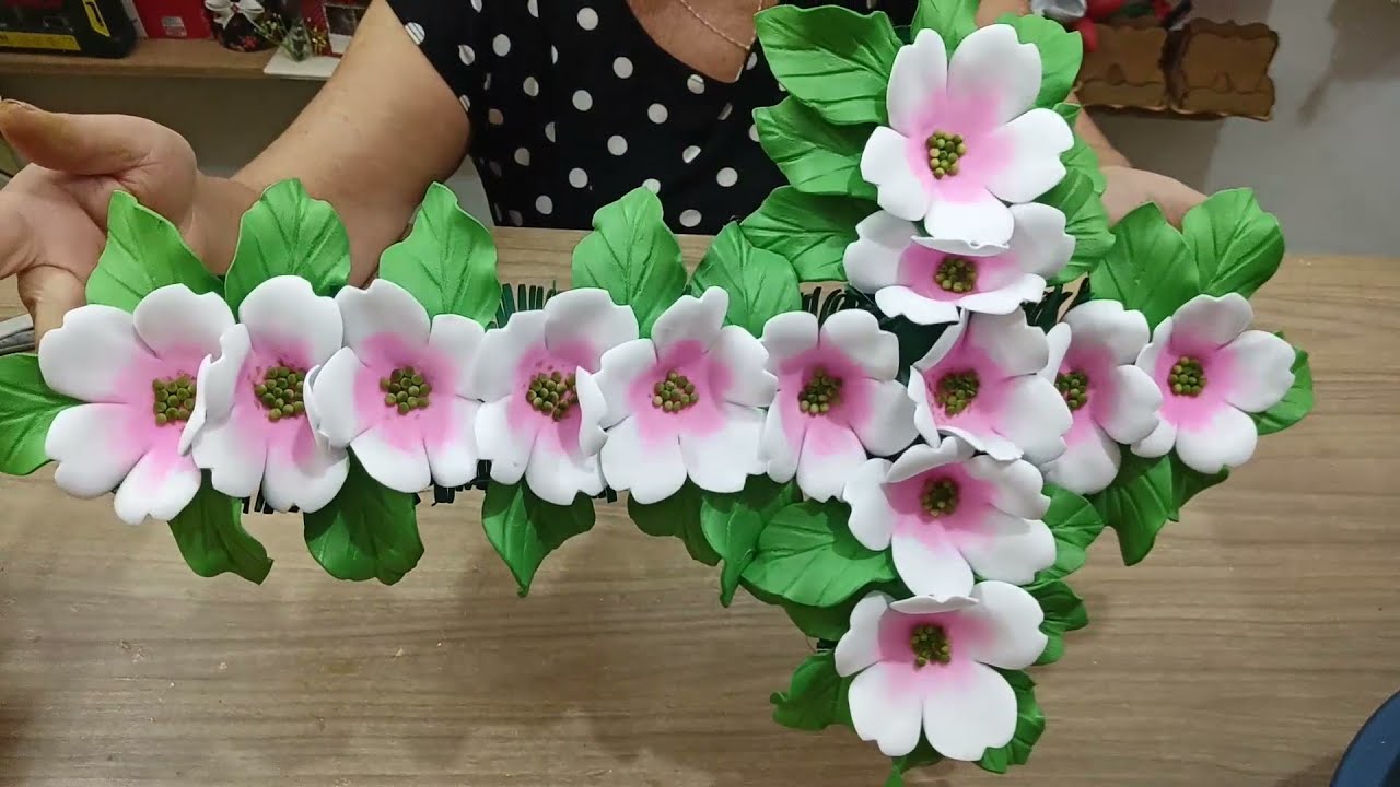 Enfeite para túmulo em forma de cruz com flores e eva