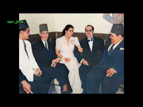 ام كلثوم تتلاطف مع الاذاعي نبيل بدر أثناء مقابلته لها بمناسبة تكريمها في عيد الجيش 20 أكتوبر 1959