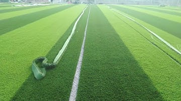 Ra cỏ cắt line trắng ghép thành sân bóng đá cỏ nhân tạo chuẩn.