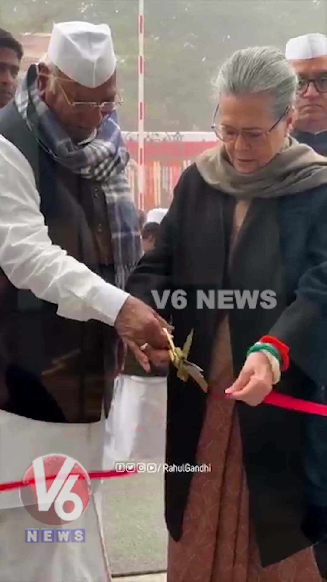 Sonia Gandhi, Kharge Inaugurates New Congress Building In Delhi | V6 News