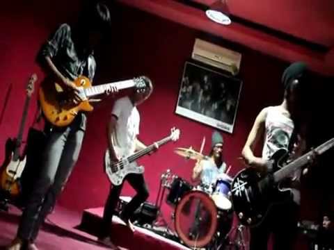 HIJ 21 feat Kenny 100% Bayi Sehat - Perjalanan Seorang Pecundang (at Swezz Studio)