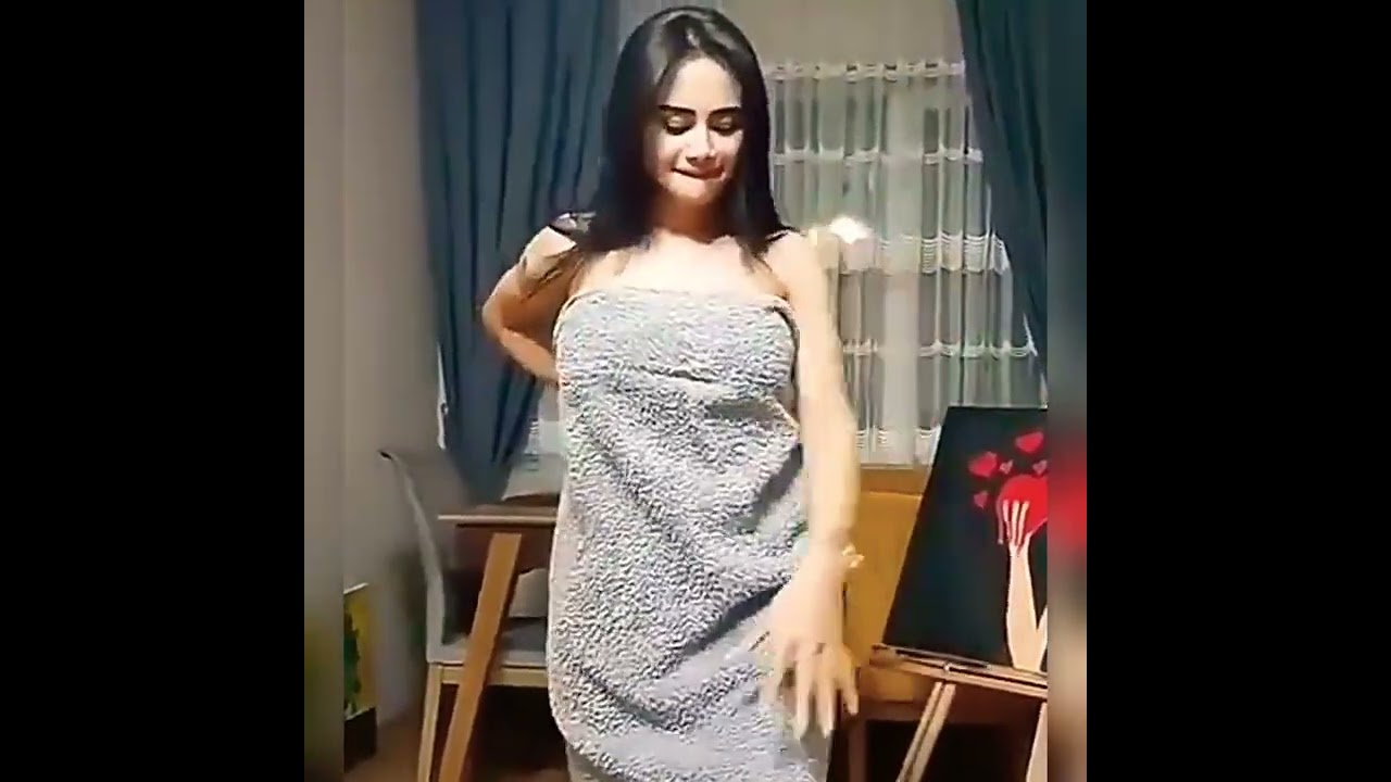 cewek bugil cuma pakai handuk gaes heheh 