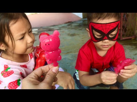 Video Minh Quân - Hà Phương Mặc Quần Áo Siêu Nhân Nhện Ăn... - youtube