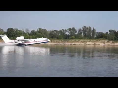 Видео: Самолет БЕ-200 набирает воду для тушения пожара в г. Дзержинке