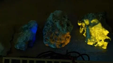 #1264 UV LEDs (part 2 of 3) Fluorescent Rocks - DayDayNews