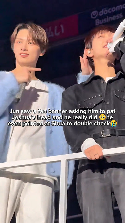 Jun saw the banner& Immediately pat Shua😭#joshua#jun#seventeen#carat#shortsfeed#shorts#youtubeshorts