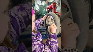 5 лет- чинит сама Сегодня разбираем колесо на беговеле #дети #мастерская #своимируками #trend