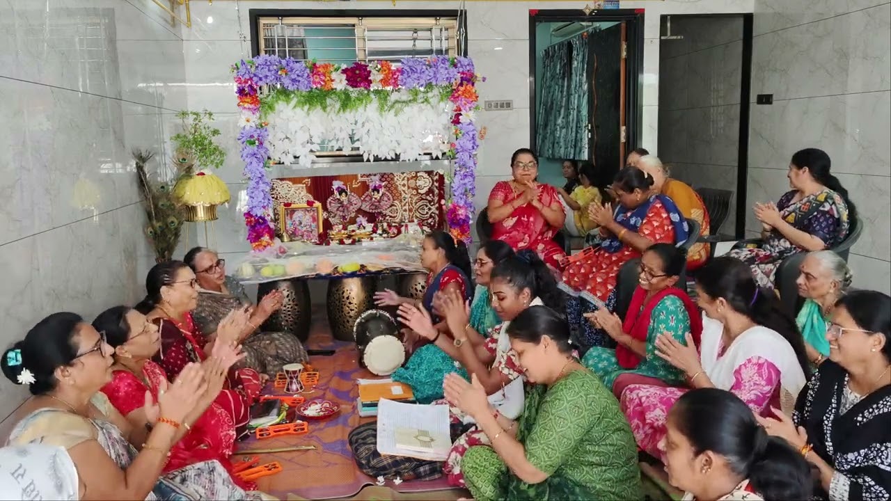 લખેલું છે 🌹 ત્રણ ભજન સાથે 🌹ટુંકુ ટચુકડું છે નામ રામ નામ રામ નામ બોલો 🌹 વૃંદાવન ભજન મંડળ ડભોલી ગીતા પ