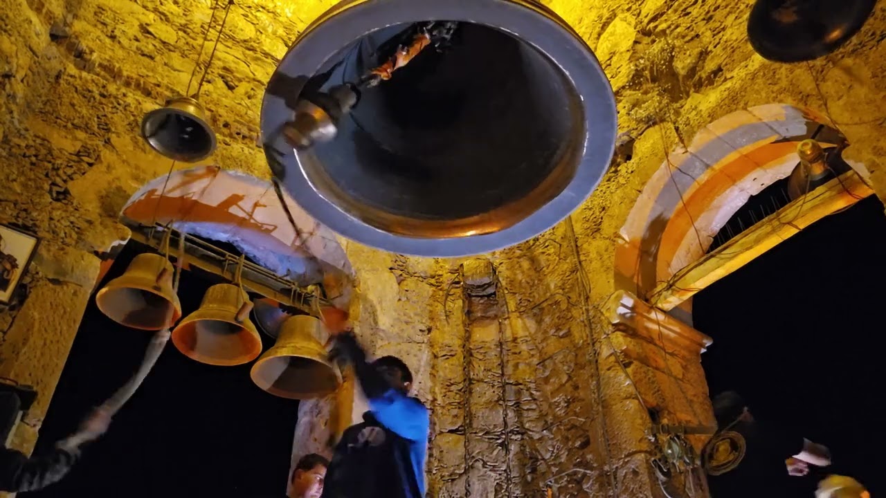 Repique de campanas en la parroquia de Santa María de Guadalupe, Arandas, Jalisco.