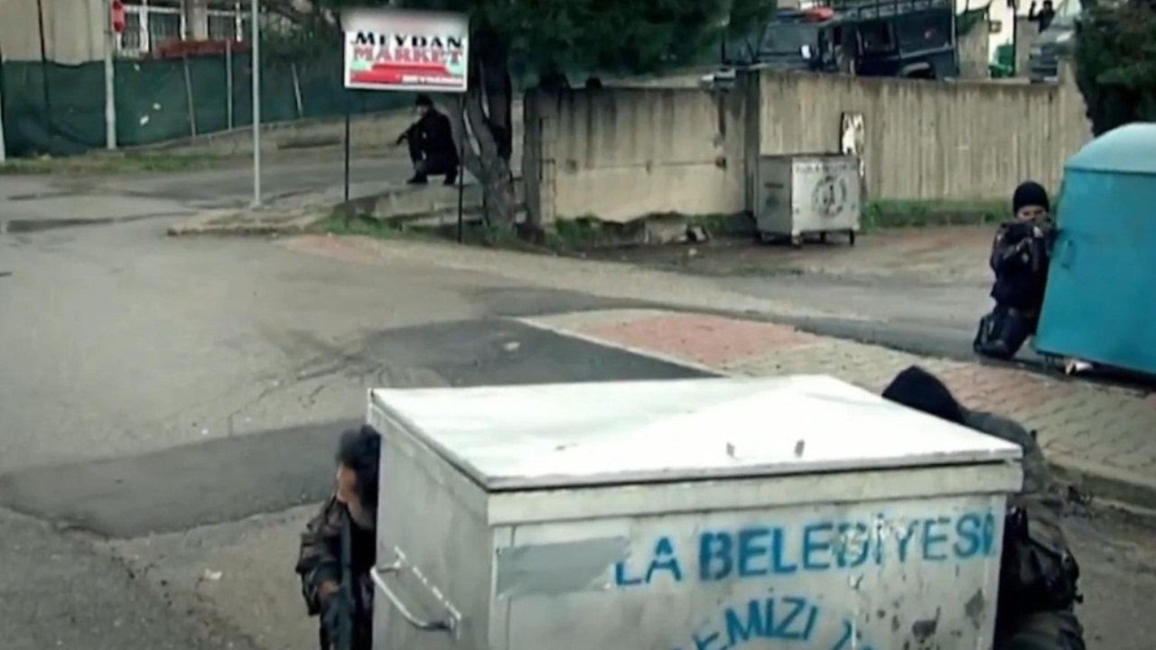 قصتها مع حبيبها بتنفضح قدام الفريق اثناء المهمة