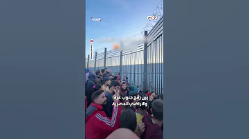 فلسطينيون يتجمعون عند السياج الحدودي بين رفح جنوب غزة والأراضي المصرية 