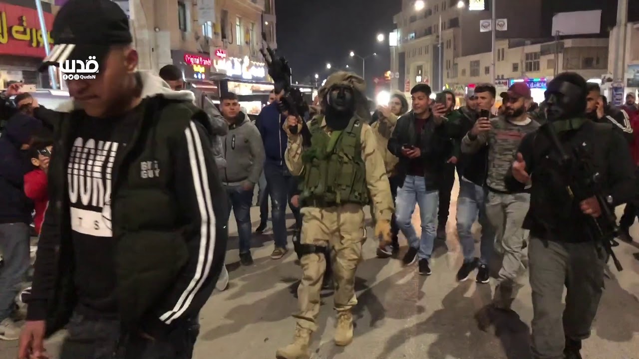 مسلحون يطلقون النار خلال استقبال الاسيرين ثائر الكفري ومراد العنكبوت في مخيم الامعري