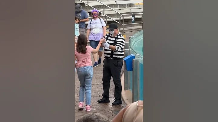 Shocking moment 🤫😲 Tom mime Seaworld #seaworldmime #funny #shorts