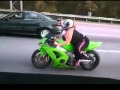 crazy motorbiker woman deli kadın yolda artistik hareketler yapıyor