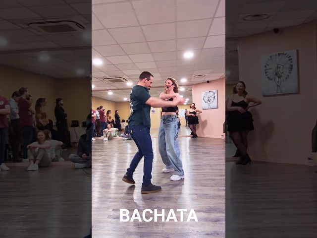 Démo improvisée de Bachata suite à notre stage sur les introductions.

Venez tester nos cours chaque semaine !