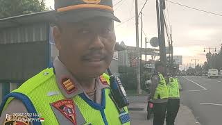 Traffic Flow Monitoring in Front of the Klaten Transportation Agency Office Ahead of Christmas 20...