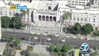 National guard units were seen stationed in front of los angeles city
hall to help protect the area. more details: https://abc7.la/2ztjovr