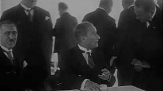 Atatürkün Arkasında Şeftali Yiyen Adam Hd