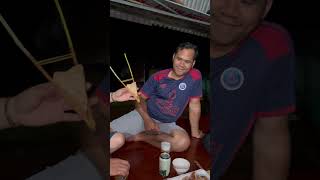 Cậu Bé Nhỏ Xíu Cũng Có Cái Thuyền Bo Bo Thái Không Biết Có Chạy Được Không