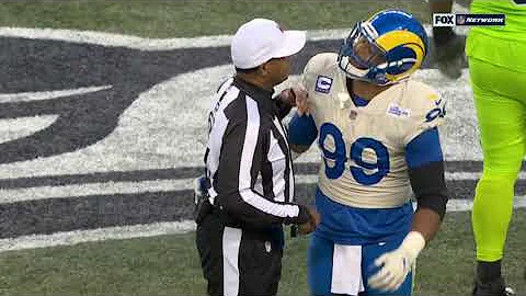 Aaron Donald roughing the passer penalty on Russel...
