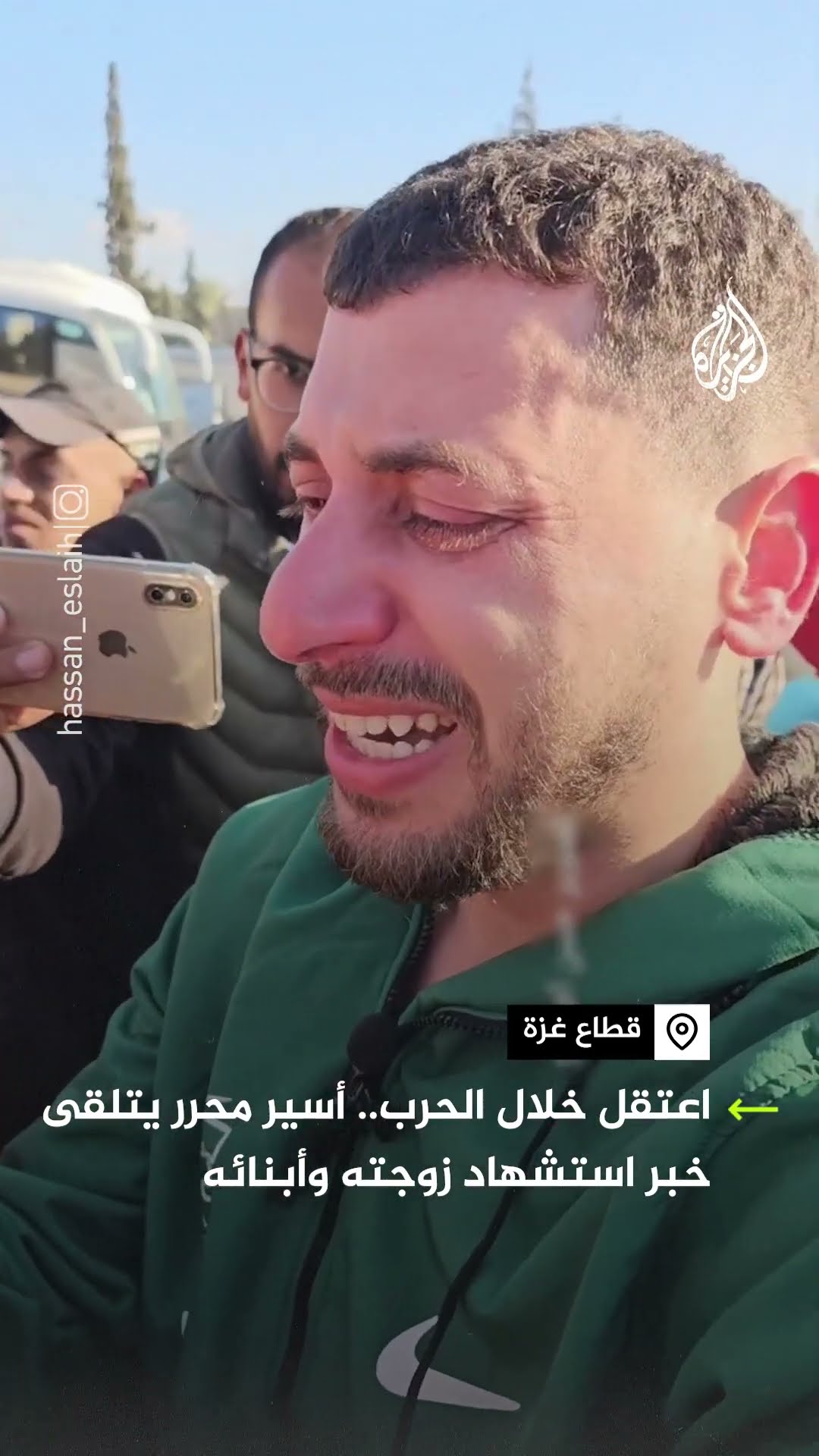 أسير فلسطيني محرر يتلقى خبر استشهاد عائلته فور وصوله إلى غزة