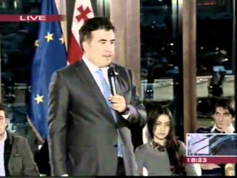 სააკაშვილმა ქუთაისელ სტუდენტებს მძინარე გუბაზ სანიკიძის ფოტო მიუტანა