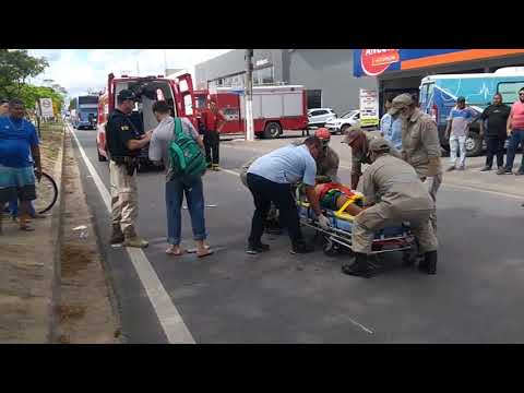 Motociclista sendo socorrido após colisão em Linhares