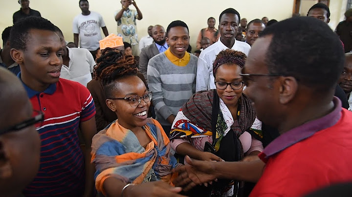 MBOWE AKIMBILIA KUWASALIMIA WATOTO WAKE MAHAKAMANI "BABA YUKO HAPA"