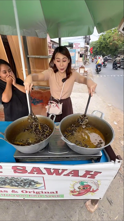 Tutut sawah , jajanan langka kalau di Jakarta , katanya ambilnya di sawah.