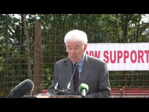 Seamus Heaney Unveils Lyric Theatre Threshold Stone