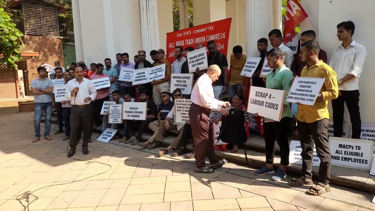AITUC leaders hold protest at Azad Maidan