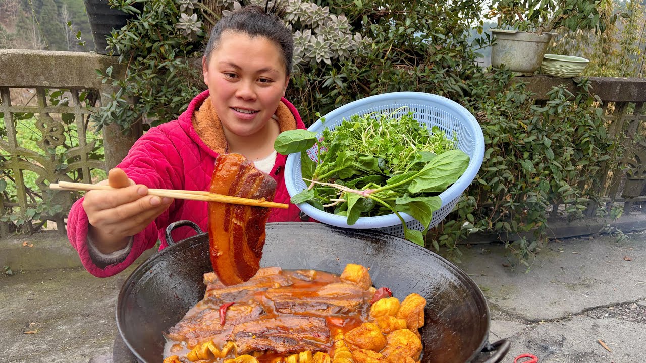 今天挖了些蔬菜，配着一锅红烧肉吃过瘾 Braised pork belly with vegetables is delicious