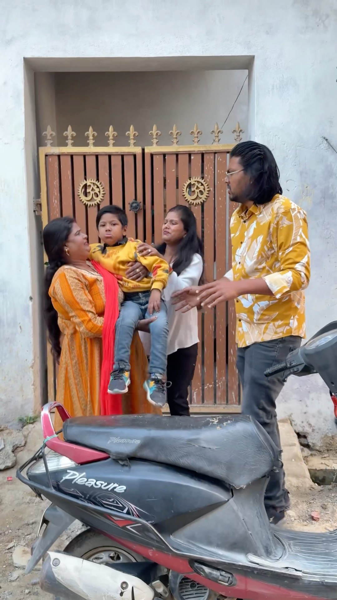 Ayaan babu scooter ke neeche fass gaye ❤️? #shorts #emotional #concept #familylove #story