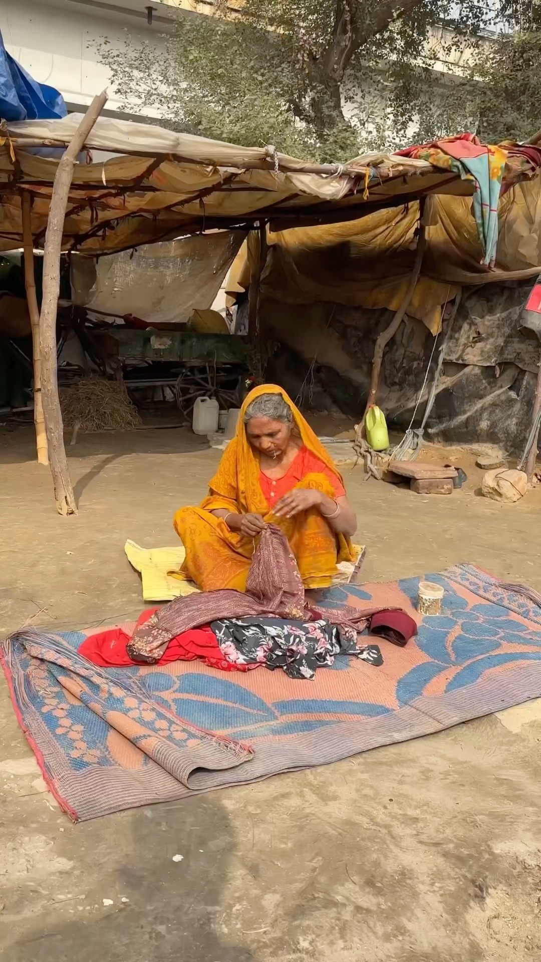 ?माता जी बहुत दुखी थी ??#humanity #respect #helping #trending #viralvideo #youtubeshorts