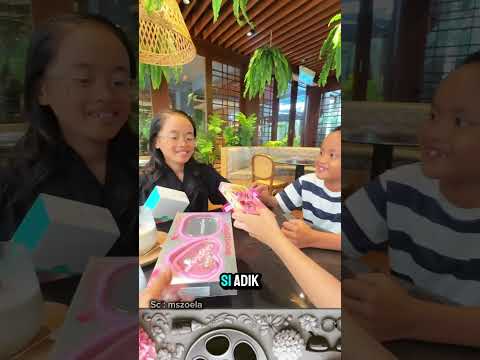 ADIK INI MENDAPAT KADO DARI KELUARGANYA