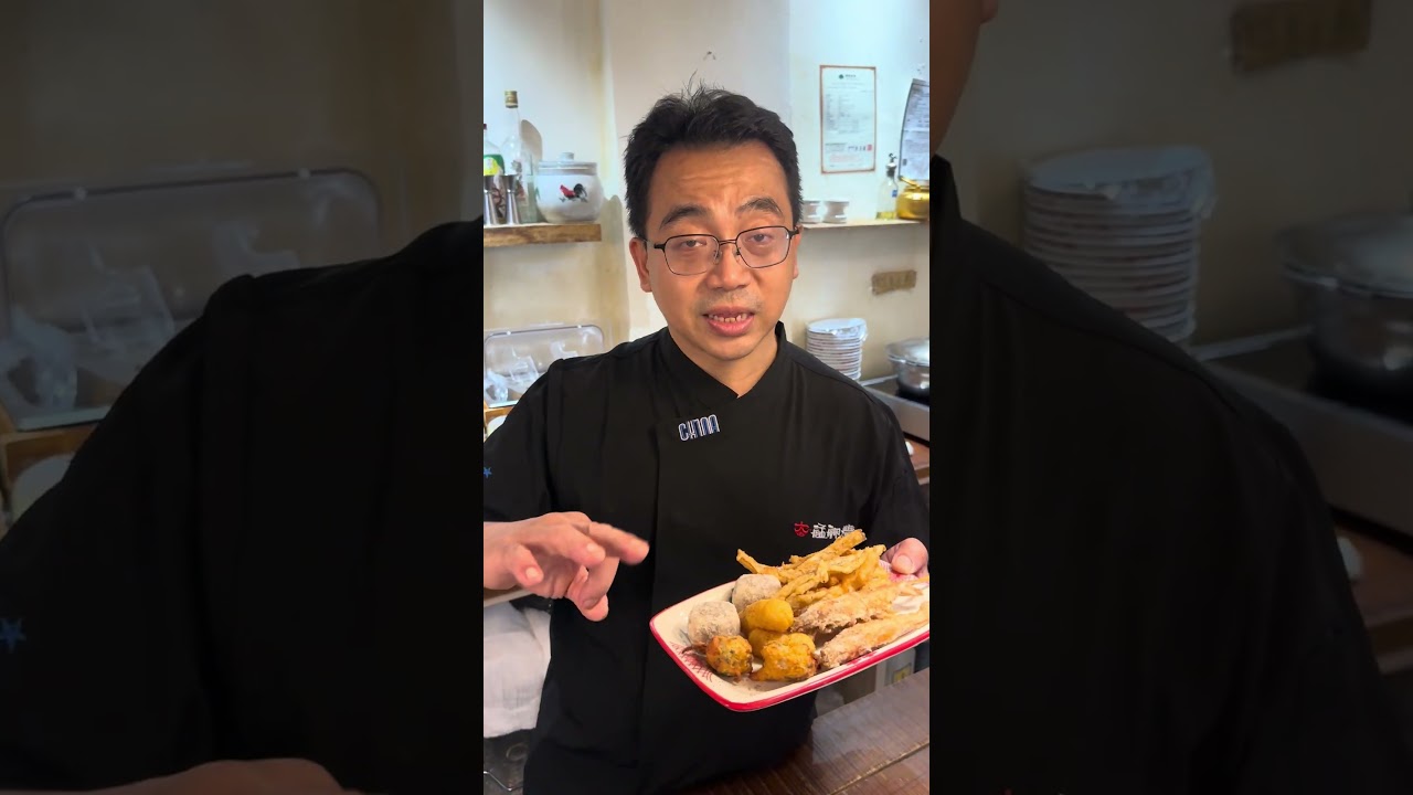 在 #萬味福利社,遇見東三水街新富市場 #艋舺大豐 三代鄭靖騰,直接點名老牌魚丸店的最招牌:炸牛蒡,鱈魚條,九層塔花枝丸,鹹蛋黃芋泥,以及酥炸軟殼蝦,你發現了沒有?老店也有新滋味。 縮圖