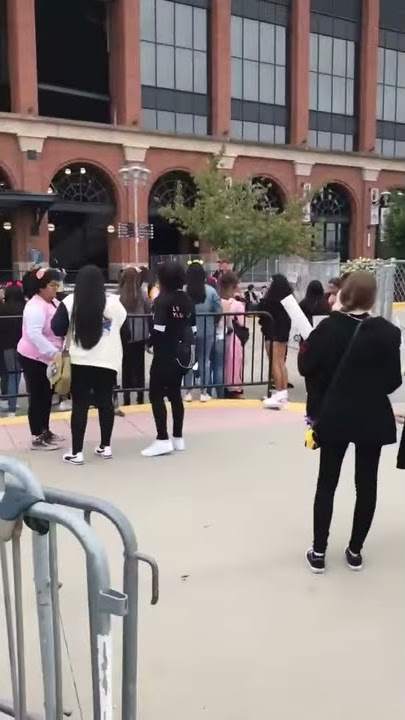 181007 BTS Fanchants outside Citified -BTS WORLD TOUR 'LOVE YOURSELF' in Citi Field NYC