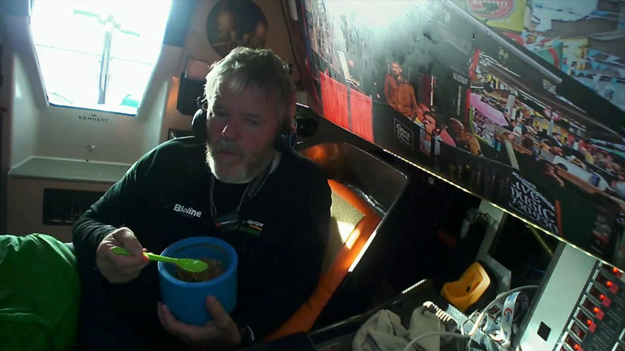 ⁣D32 : it is lunch time for Enda O'Coineen / Vendée Globe