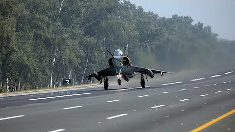 PAF FIGHTERS CONDUCT LANDINGS ON MOTORWAY | PAF PRESS RELEASE | 07 OCT 2020 | - DayDayNews
