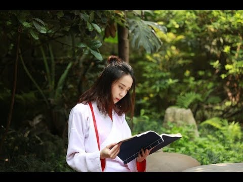 Foto de Jovem Chinesa Sobre A Parede De Tijolos Com Cara Feia O Sinal  Negativo Mostrando Desagrado Com Os Polegares Para Baixo O Conceito De  Rejeição e mais fotos de stock de