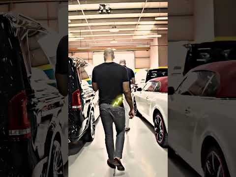     اندرو تيت وهو يصلي 