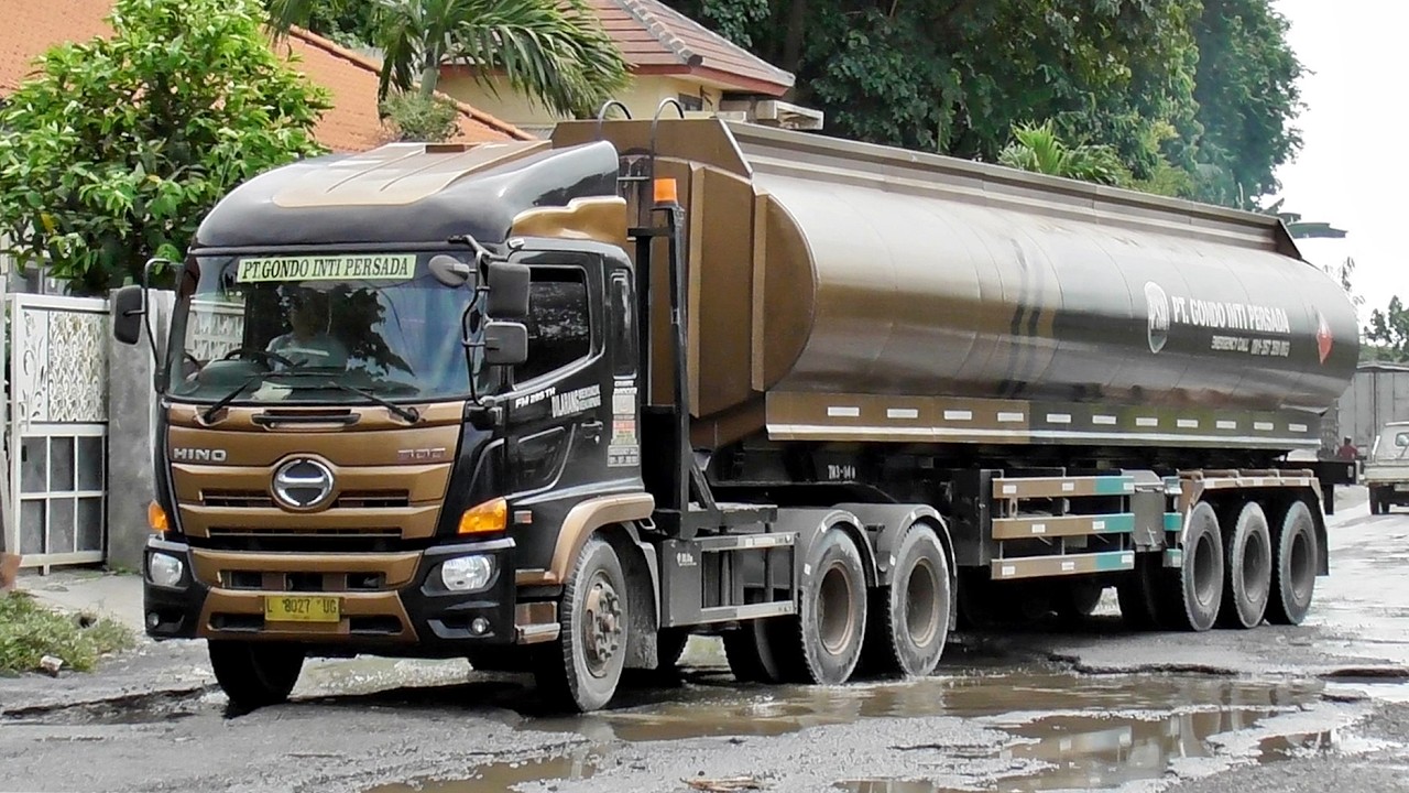 Aktivitas Truk Besar di Kawasan Industri Kota Gresik (14)