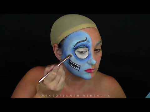 Woman Paints Face to Create Kissing Illusion Between Eerie Looking Couple - 1089424