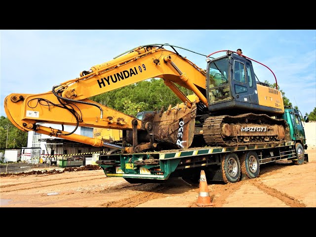 32 Ton Excavator Transported With 10 Wheeler Fuso Self Loader Truck class=