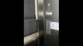 We got stuck in a 1984 Hydraulic Elevator ++ must see ++