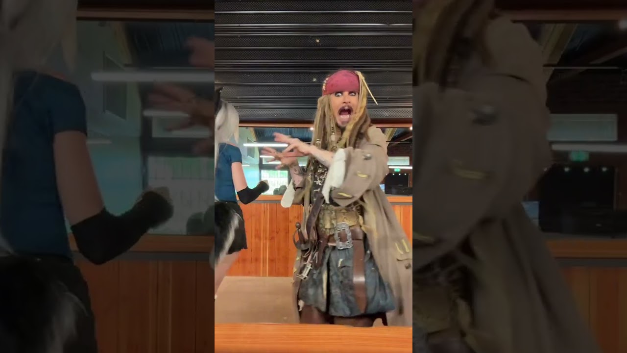 Loona and Jack Sparrow meeting each other 🕺 #cosplay #loona #jacksparrow