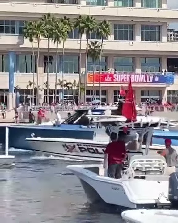 TOM BRADY ARRIVES TO SUPER BOWL PARADE ON 2 MILLION DOLLAR BOAT YouTube tom-brady-arrives-to-super-bowl-parade-on-2-million-dollar-boat-youtube