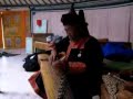 Vieux musicien mongol jouant du yatga dans notre yourte kharkorin mongolie